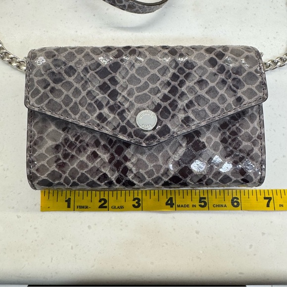 Michael Kors EUC Snake Print Gray Leather Phone Crossbody Purse Wallet Chain - Picture 2 of 10